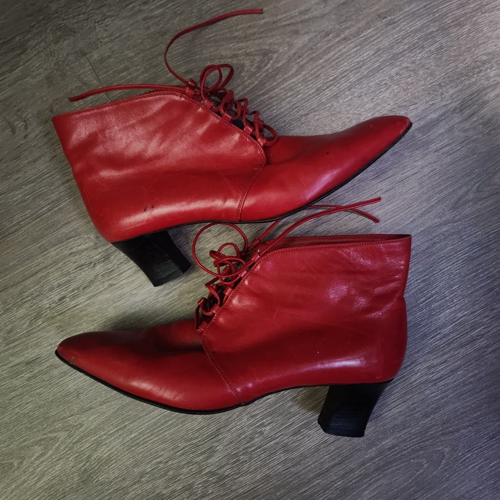 Chic Red Leather  Ariat Tilbury Ankle Boots.